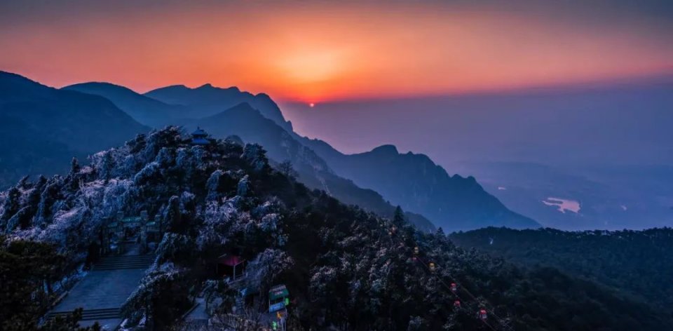 飞流直下三千尺,疑是银河落九天. 庐山:又名匡山,中国名山之一.