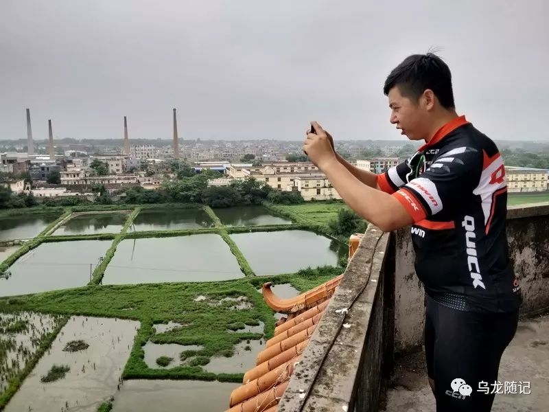 安铺文笔塔,又称文阁塔,位于湛江市廉江市安铺镇西街外约一华里处