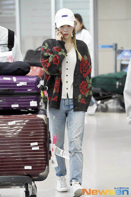 金泰妍现身机场，毛衣开衫搭牛仔裤好减龄，扎麻花辫看着哪像30岁