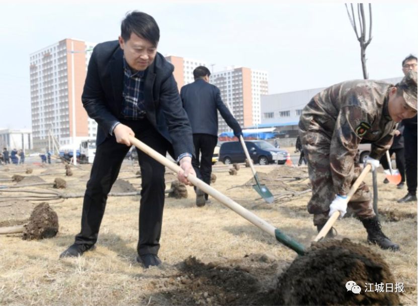 王庭凯,刘非参加义务植树活动