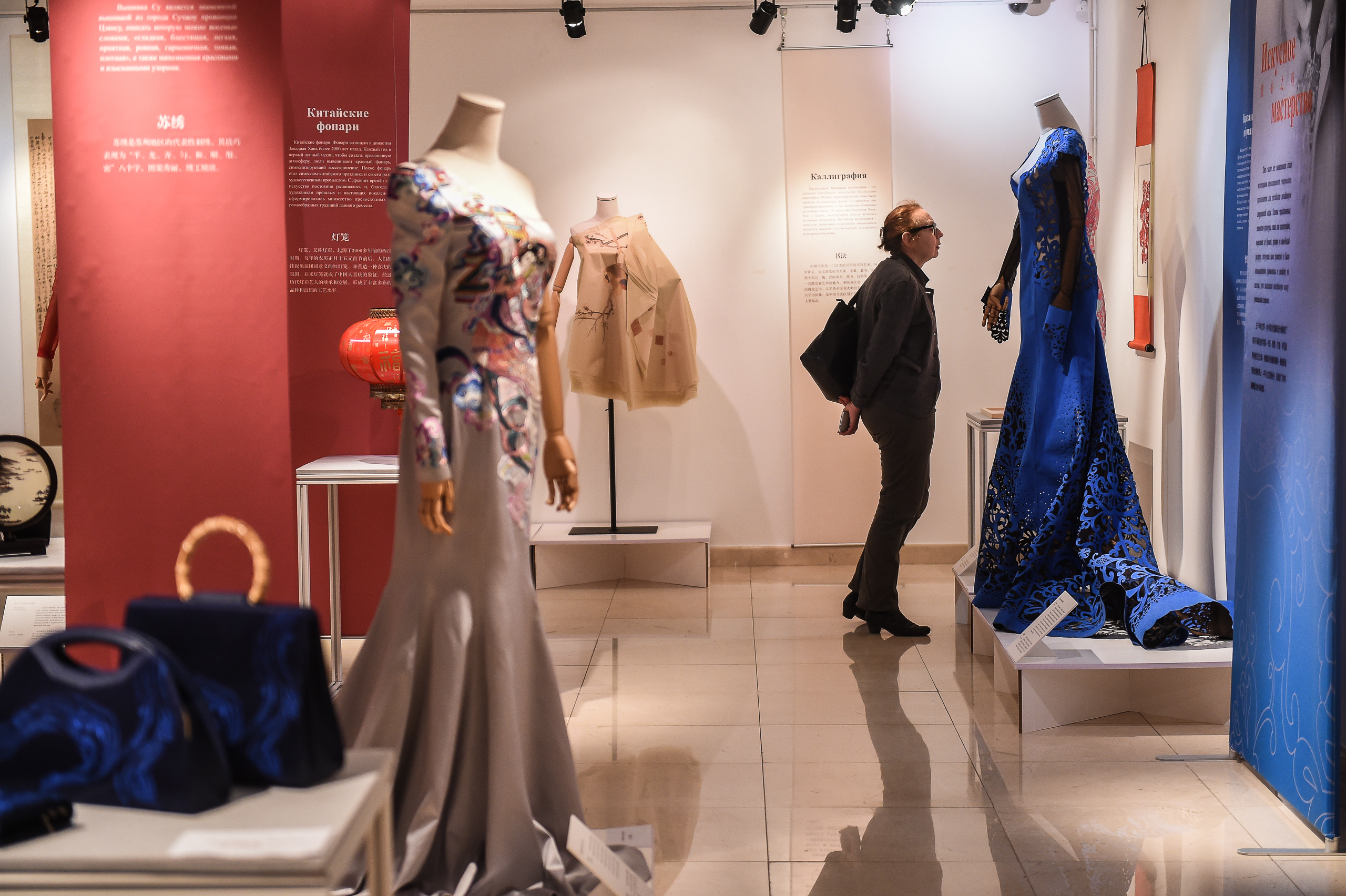 中国丝绸服装展在莫斯科开幕
