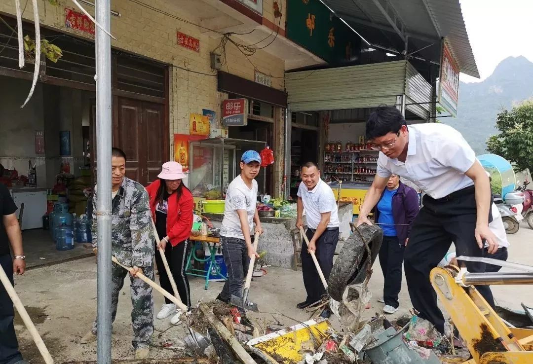 6条简讯!靖西新圩路段发生了一起车祸,客车车头严重变形.