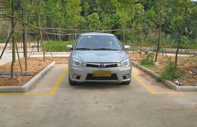 新手倒车，越倒越歪怎么办？学会这招就可以 搜狐汽车 搜狐网