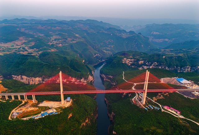 六广河大桥:高1230英尺/ 375米高,跨度1903英尺/ 580米跨度,目前世界
