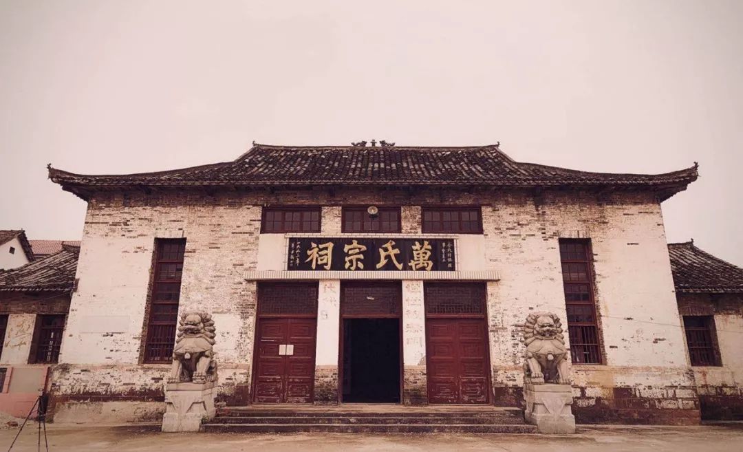 抵达万家宗祠,已近正午,好友建华,叔迪春以及闻讯赶来的迪猛两兄弟已