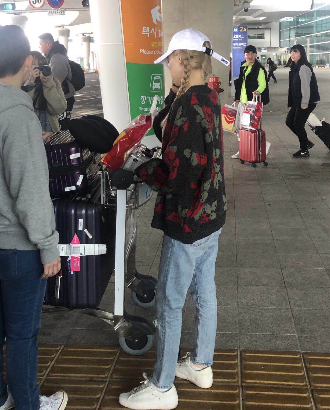 金泰妍现身机场，毛衣开衫搭牛仔裤好减龄，扎麻花辫看着哪像30岁