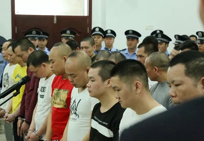 判了最高刑期25年博白县法院对叶富林等31人涉黑案进行公开宣判