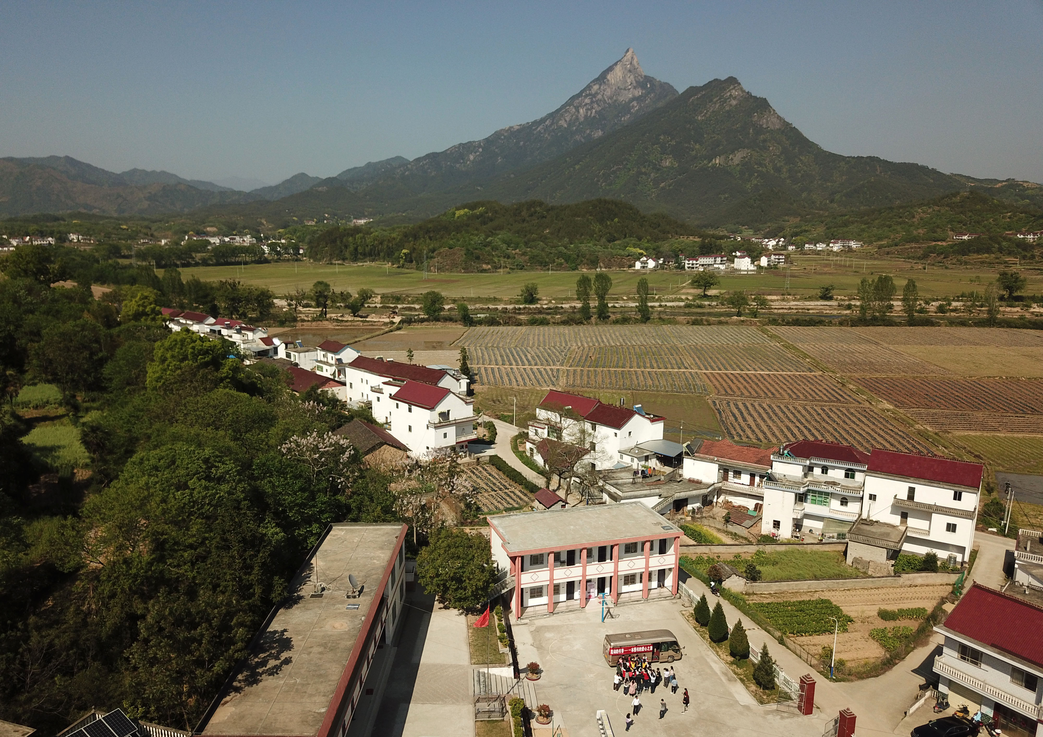 山乡孩子 4月17日,岳西县冶溪镇白沙小学学生在"汽车图书馆"上阅读