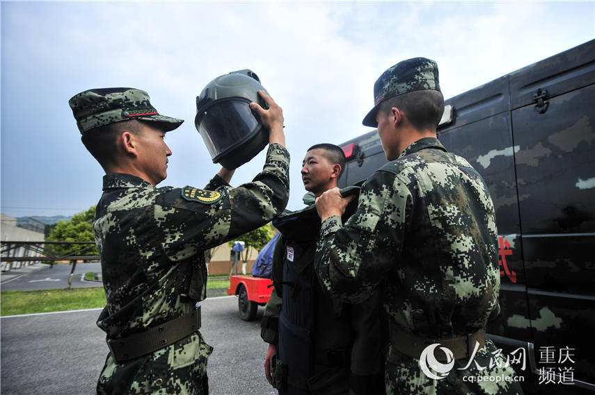 小心翼翼转移"爆炸物…近日,武警重庆总队机动支队组织工兵防化