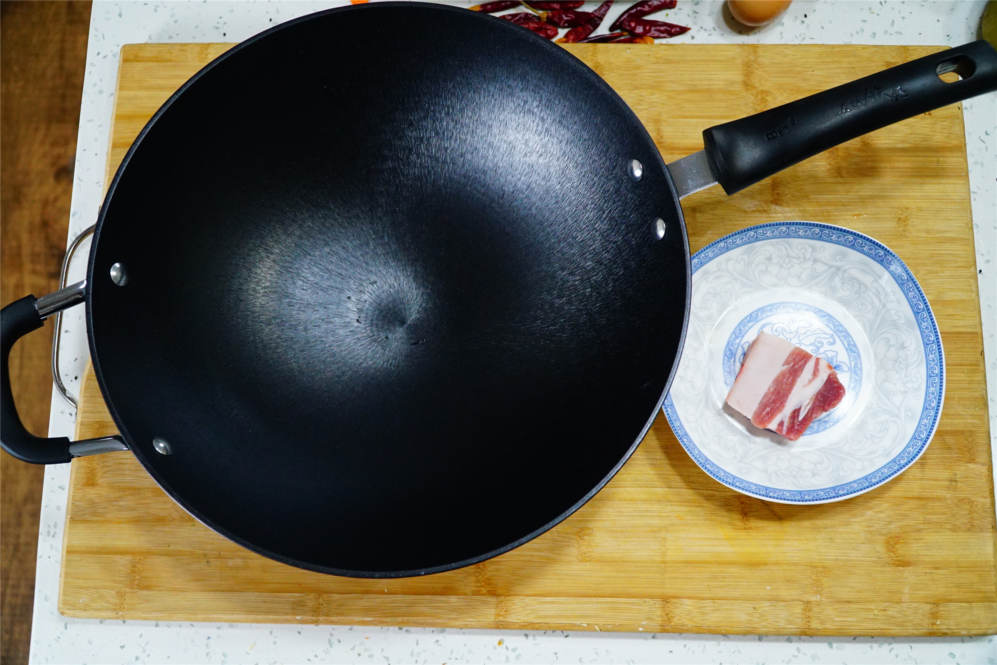 不粘锅是什么材质做的，不粘锅涂层是什么原料