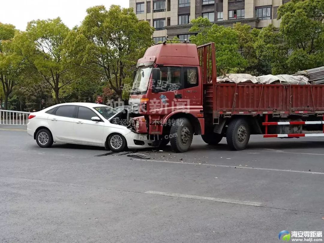 在海安黄海大道七星国际城,一辆货车转弯时与一辆白色轿车相撞,从现场