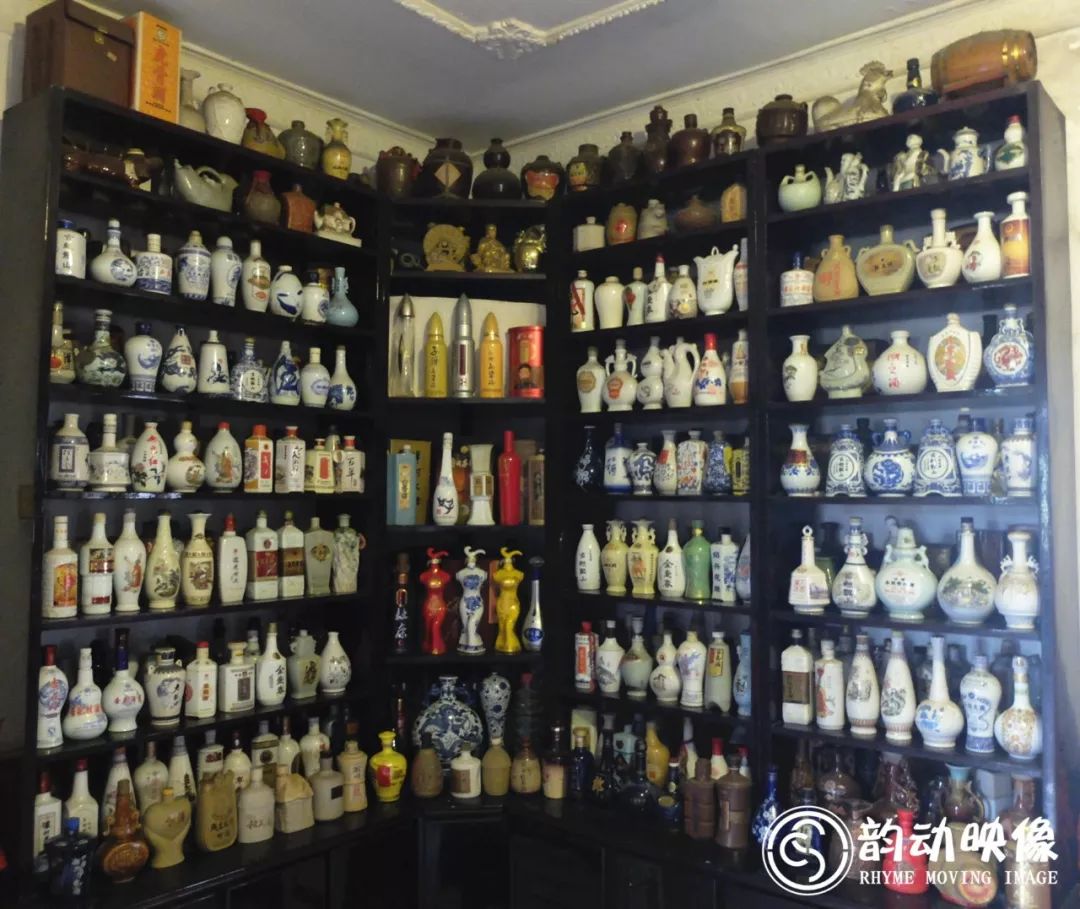 全国第一个收藏鉴赏酒瓶的人第一个建立家庭酒瓶收藏馆的人在很多人看