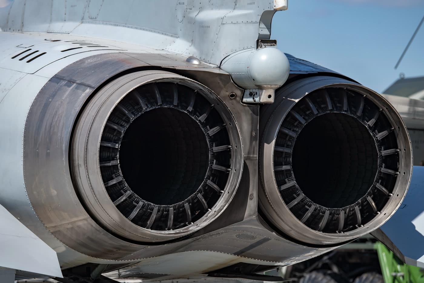 涡喷-13发动机属于第二代发动机,其基本性能最大推力为40千牛,最大