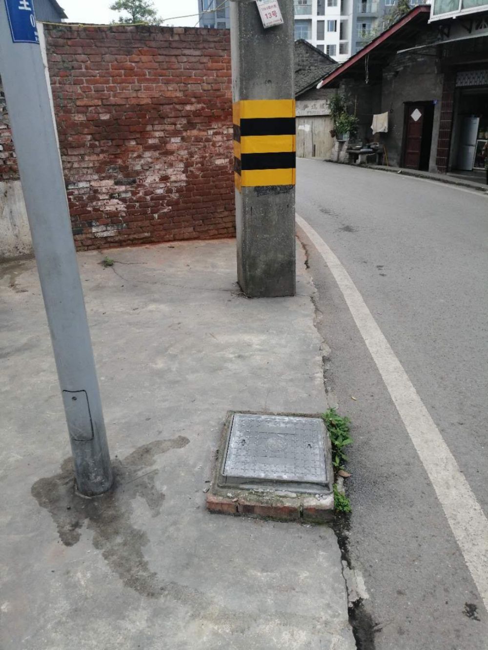 原创重庆铜罐驿镇迅速修复路灯井市民出行更安全