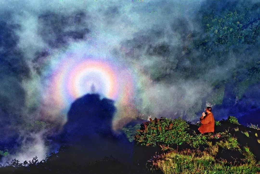 早晨或雨后,天空常出现一道七彩光环,世人常称"佛光""佛影".