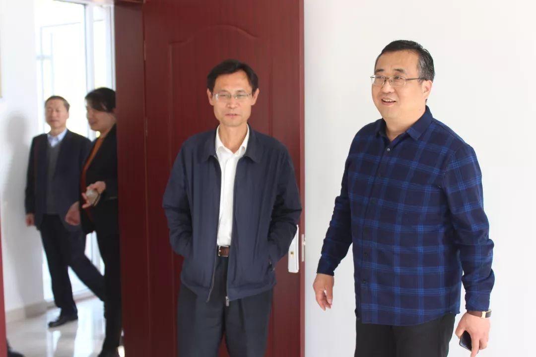 白桥镇党委书记陈爱国,党委副书记,政协委员联络室主任吕平陪同活动