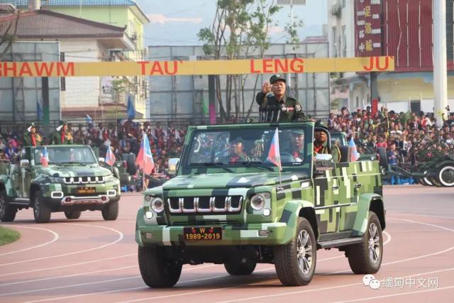 缅甸佤邦和平庆典阅兵式开始啦武器装备很威武