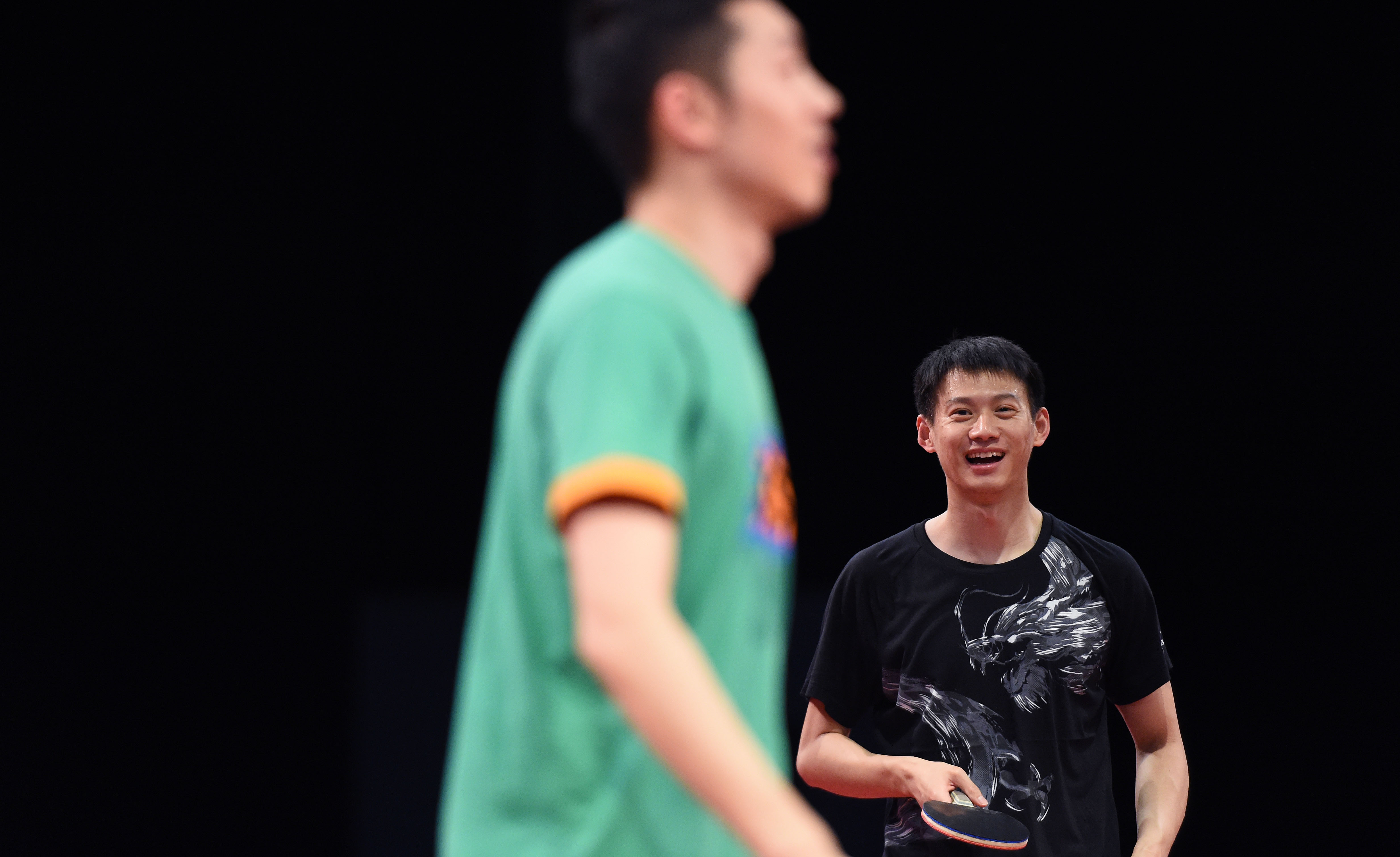 4月18日,中国乒协主席刘国梁在训练中为马龙竖起大拇指.