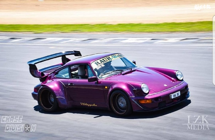 一辆来自新西兰的紫罗兰色porsche964rwb