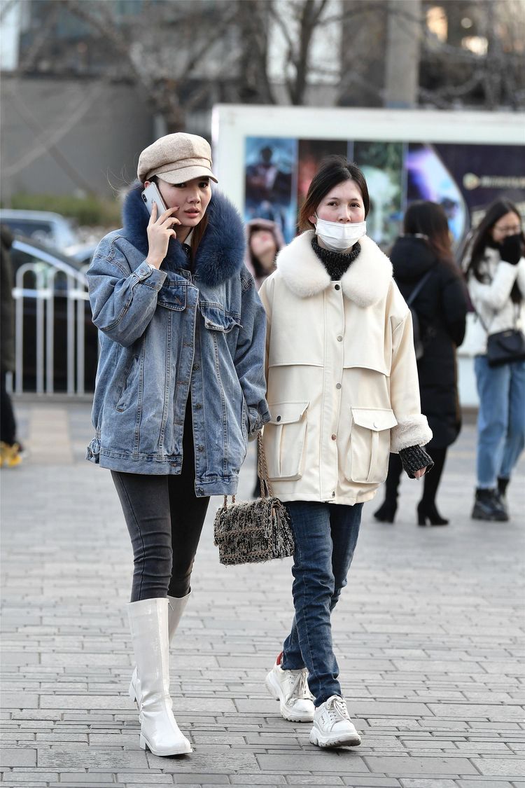 牛仔服女生怎么穿搭_周冬雨穿牛仔服图片