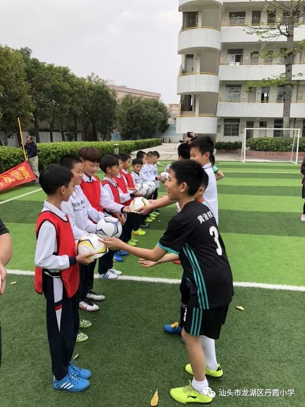 奔跑在绿茵场上的友谊丹霞小学与旦家园小学校际足球友谊赛