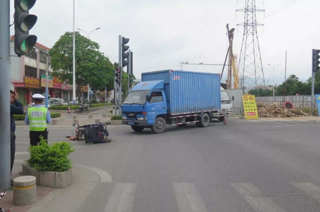 公路平湖村交通信号灯路口处发生一宗货车与电动三轮车相撞的交通事故