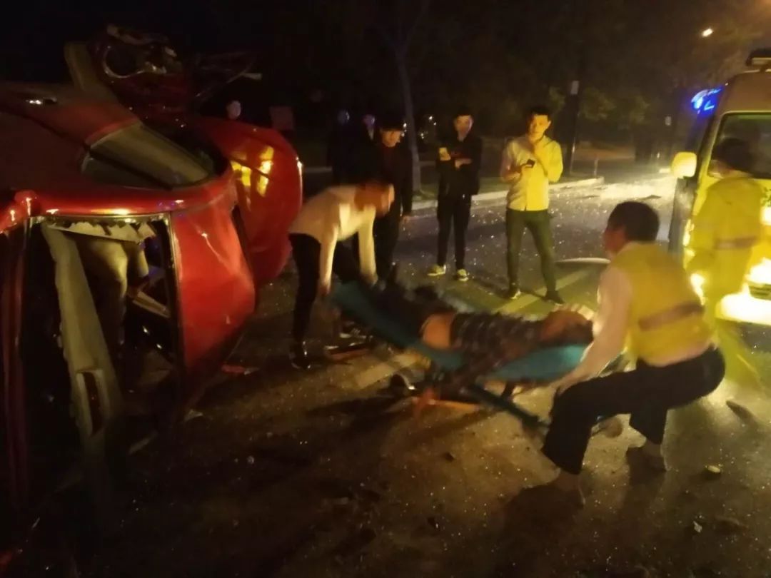吉安长塘镇发生惨烈车祸致一人当场死亡两人重伤