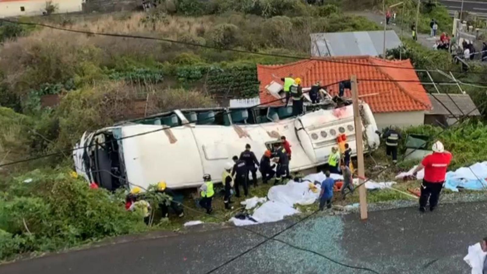 葡萄牙馬德拉島產生旅遊大大型巴士側翻工作，至少28人遇難 國際 第1張