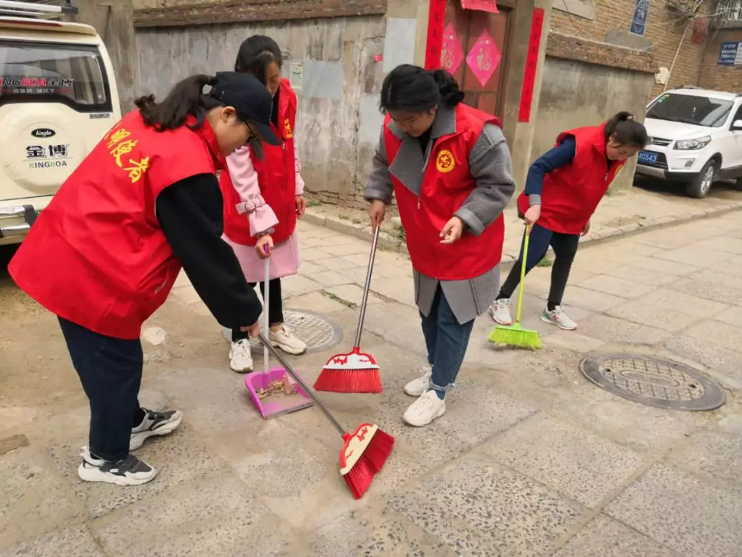 开封市人民医院组织志愿者到医院家属院开展清洁家园活动