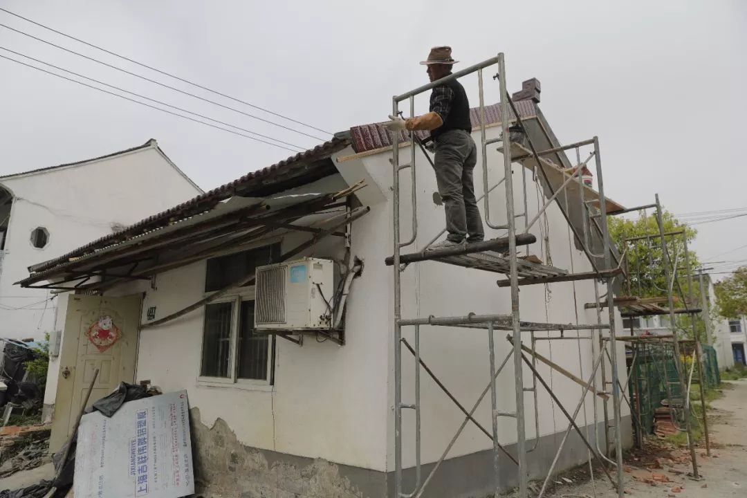 近日,松江区农村低保,特困家庭住宅修缮项目启动,由政府补贴为他家