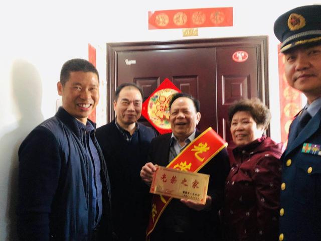 统一发放光荣牌 0ca727b948684843b5cadc071fe3152c.jpeg