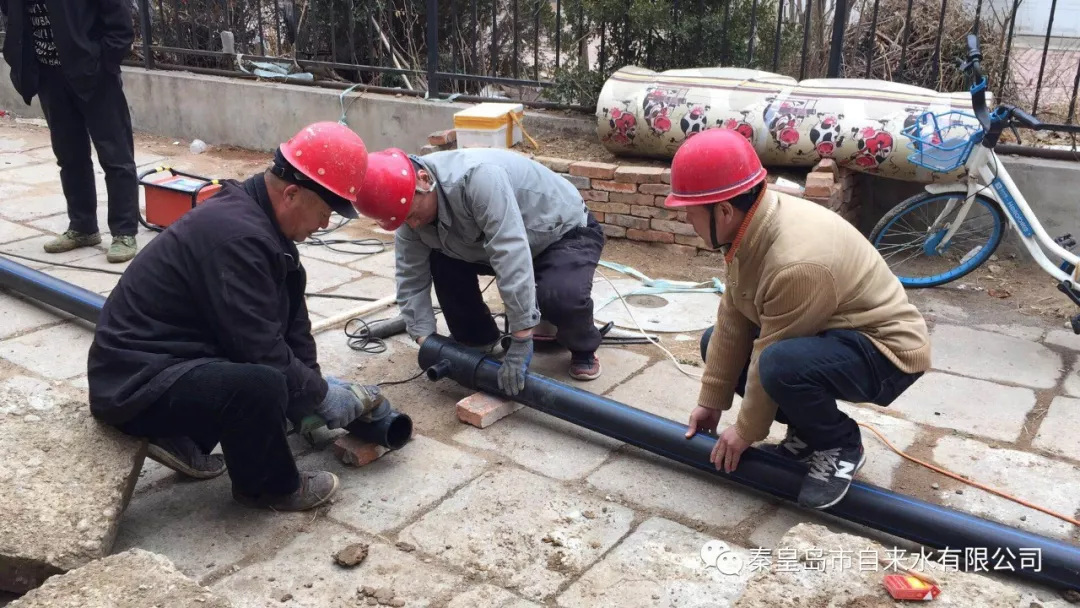 秦皇岛市自来水有限公司更换老旧小区供水管线工程正在进行中