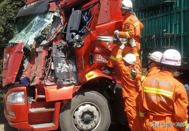 榆次317省道,两半挂车追尾司机被困,消防紧急救援_事故