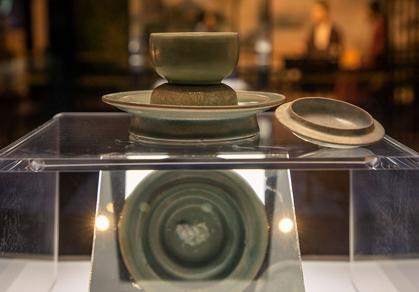 宝丰县清凉寺汝窑博物馆内展出一件北宋晚期汝窑天青釉瓷盏托,它是在