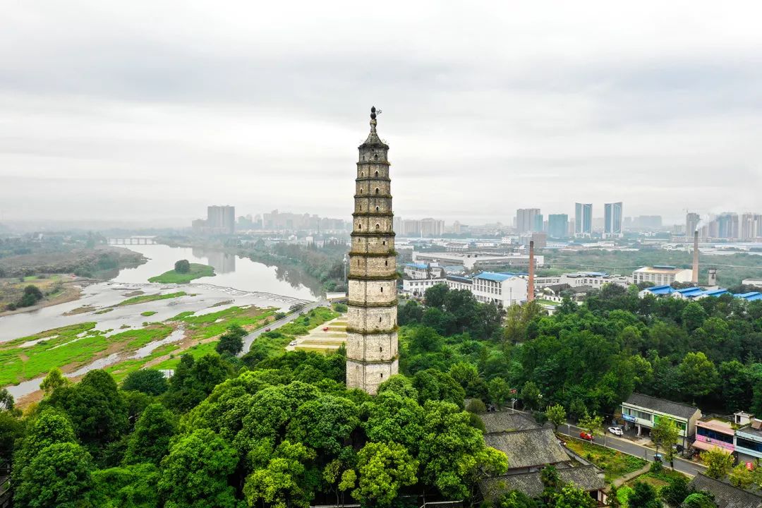 回澜塔by 冉玉杰经百年风雨的回澜塔又名镇江塔,是全国第