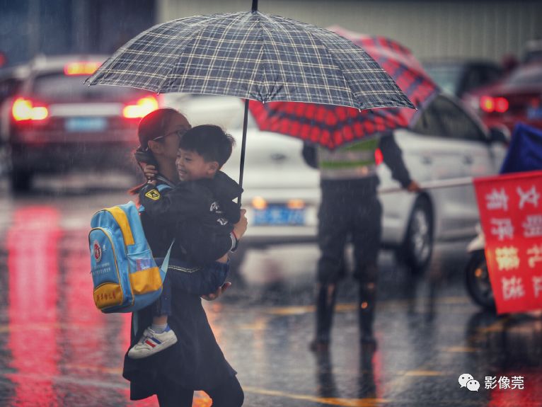 脚乱要是一碰上下雨天早上送孩子上学是一门必修课对于家里有娃上学的