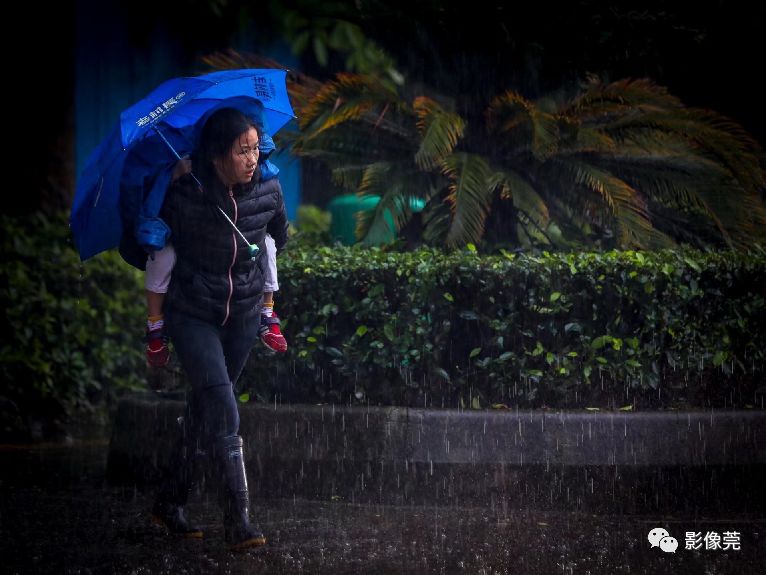 脚乱要是一碰上下雨天早上送孩子上学是一门必修课对于家里有娃上学的