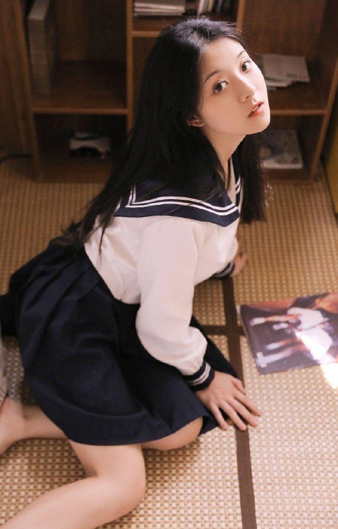 日本清纯小萝莉制服美腿居家私房写真