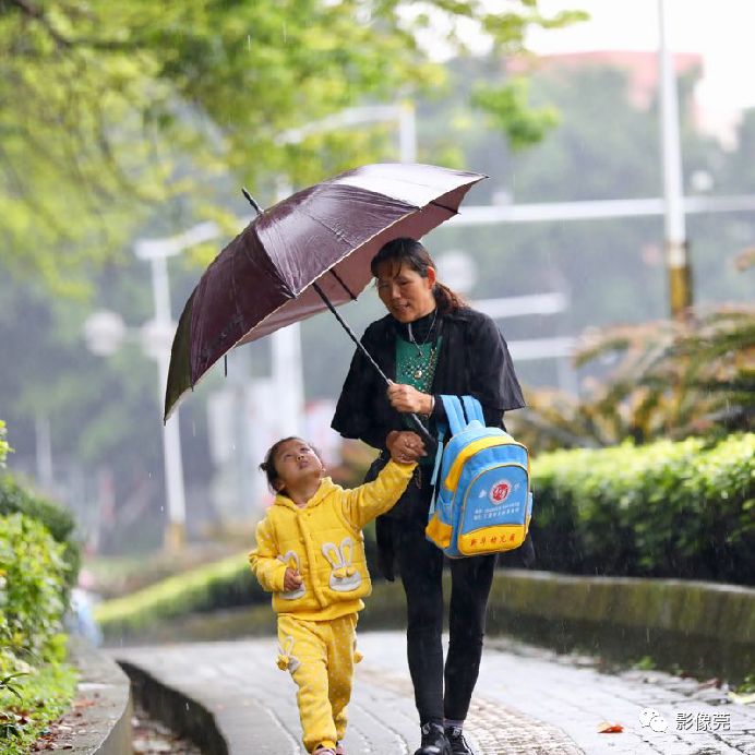 脚乱要是一碰上下雨天早上送孩子上学是一门必修课对于家里有娃上学的