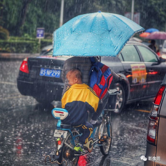 下雨天摄影师镜头里的上学族