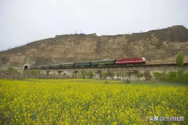 先上车,后补票!天兰铁路上有趟开行67年的"元老级"绿皮慢火