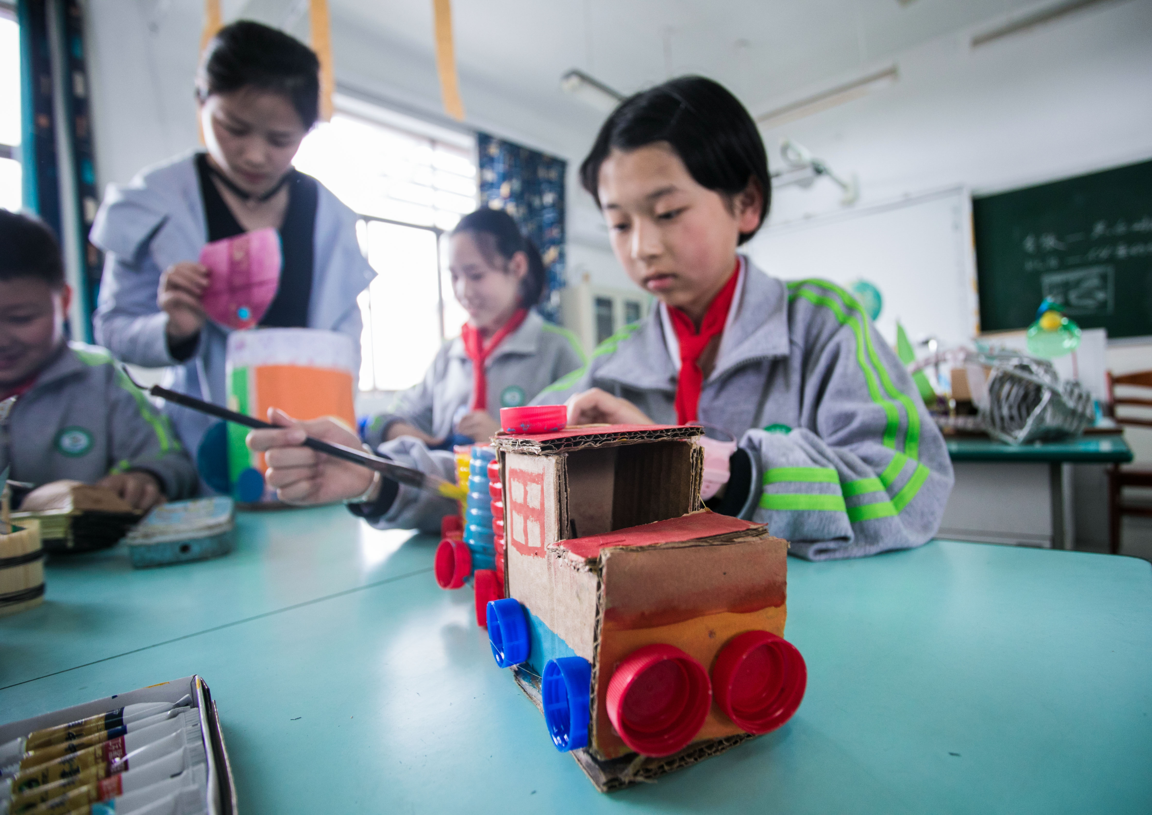 4月19日,湖州市东林镇第二小学学生在制作环保小车模型.