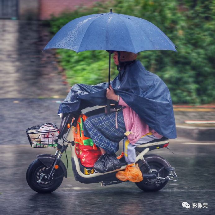 下雨天摄影师镜头里的上学族