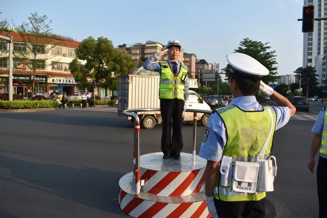 揭阳交警组织机关民警上岗台指挥交通