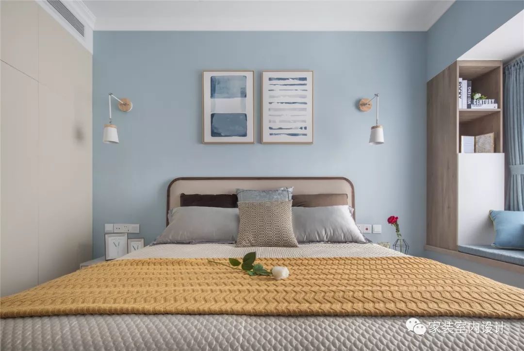 背景色是淡蓝色,饱和度低,亮度高,是常被用于卧室背景的色彩,容易营造