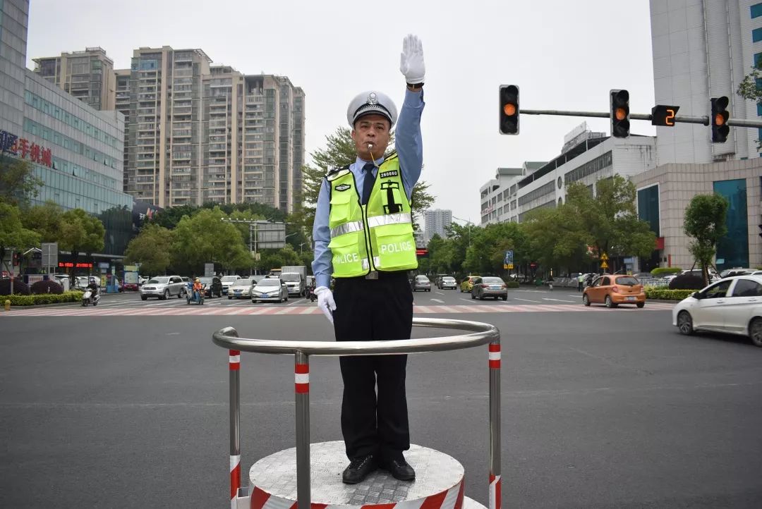 揭阳交警组织机关民警上岗台指挥交通