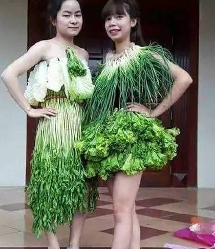 爆笑gif趣图:两位小姐姐来一段"蔬菜时装秀"简直美爆了,心动的感觉!