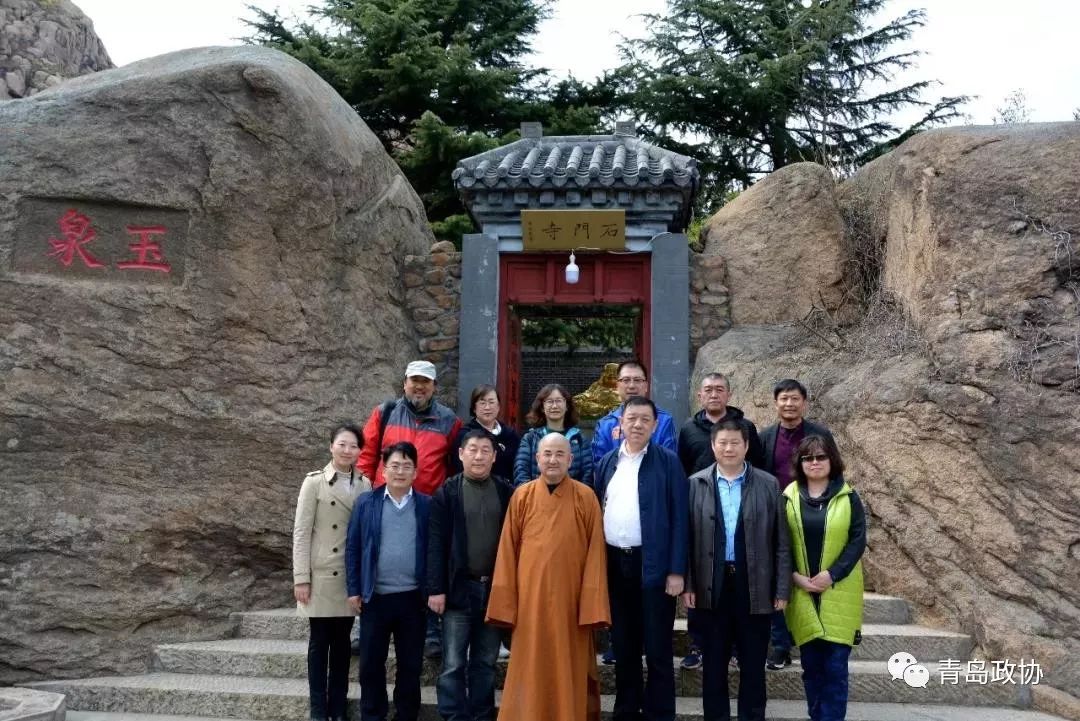 石门寺住持法航法师在山门处热情迎接.