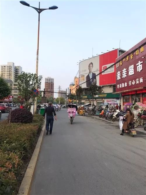 【0419潢川头条】潢川跃进路上电瓶车与自行车相撞,大爷倒地不起遭