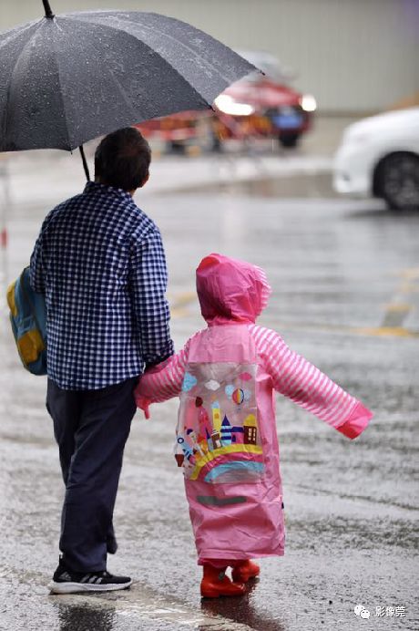 脚乱要是一碰上下雨天早上送孩子上学是一门必修课对于家里有娃上学的